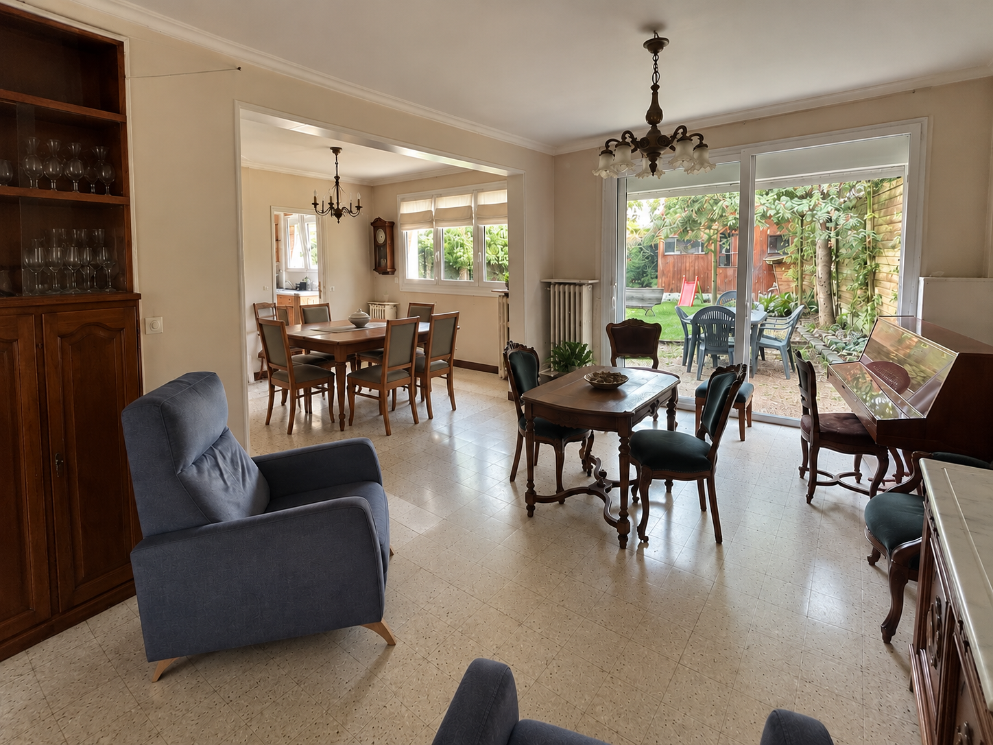 Maison individuelle, 5 chambres, jardin et garage.
